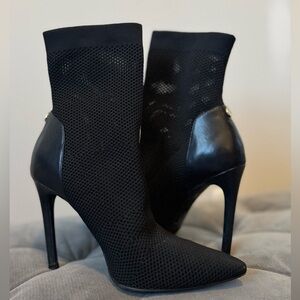 Preowned Guess Black Booties size 8